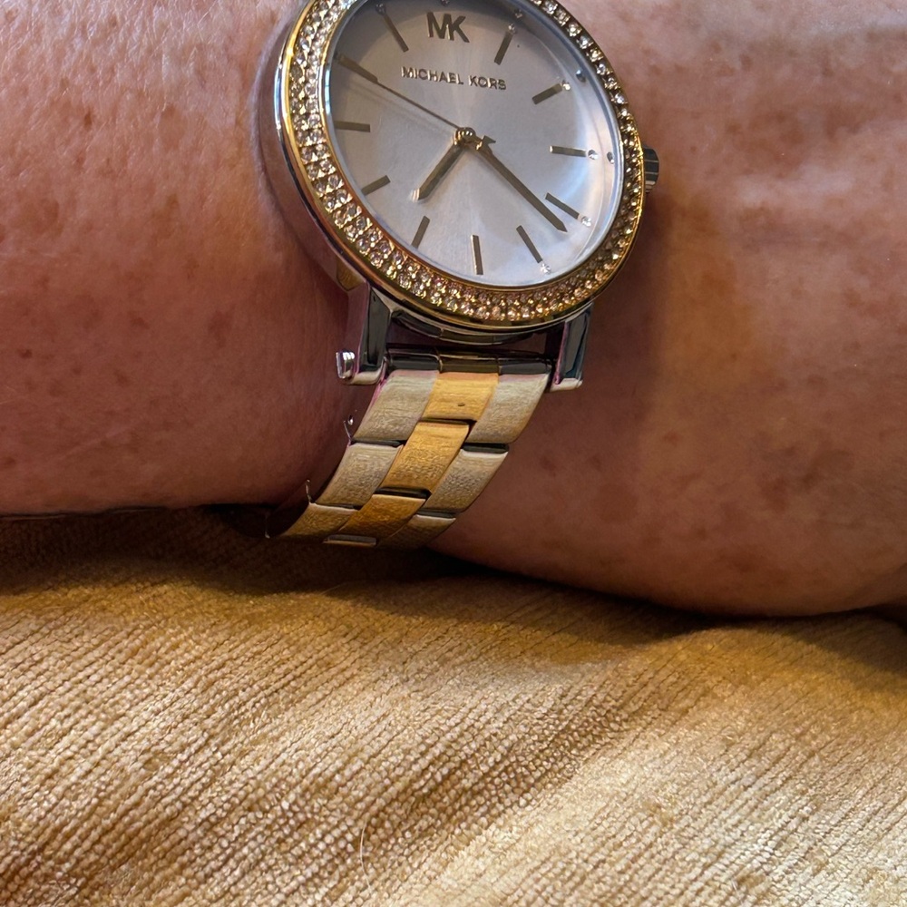 Michael Kors Corey Three Hand Two-Tone Alloy women’s watch. 38mm. - Picture 6 of 15
